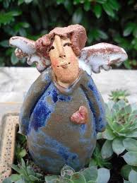 Der Engel Ist Ca 18cm Hoch Die Figur Ist So Gearbeitet Das Man Sie Stellen Oder Auf Einen Stab Aufstecken Kann Die Ker Engel Keramik Tonskulpturen Schnitzerei