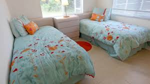 Tidak perlu menggunakan desain dengan detail yang rumit, dekorasi yang membuat nyaman dengan desain simpel akan membuat langkah pertama anak anda untuk tidur sendiri akan menjadi lebih mudah. Rekomendasi Desain Kamar Tidur Anak Kembar Info Rumah Syariah