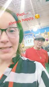 رقص بنت مع ابوها في متجر