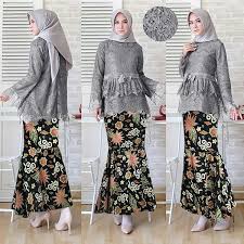 Dengan kebaya modern a la anak muda, kamu bisa pakai motif kain tipis untuk bajumu. Jual Terupdate Set Kebaya Brokat Rok Duyung Cl04 Kebaya Duyung Kebaya Modern Set Kebaya Raya Duyung Kebaya Muslim Modern Ootd Hijab Di Lapak Rei Oshop Bukalapak