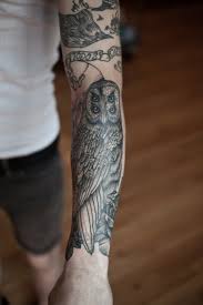 Surrounded by planets and a teardrop necklace, the tattoo leaves the onlooker with a lot to ponder. Eulen Tattoo Tattooidee Com