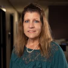 Elizabeth Renshaw's Instagram, Twitter & Facebook