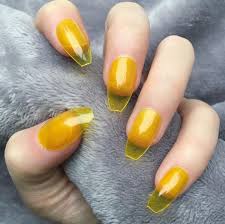 Jelly Nails Ou La Manucure Faux Ongles Transparents Qui Fait Le Buzz Ongles Jaunes Ongles Transparents Ongles Artificiels