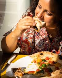 La nostra pizza con pomodorini e pesto è un capolavoro di freschezza e  gusto. 😍 Vieni a provarla! 📍 Ti aspettiamo in Via Solferino, 49, Seregno  #PizzaNapoletana #FoodLover #GustoUnico