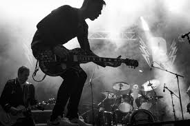 Sejarah musik rock memiliki dasar dari perkembangan musik rock n roll. Pengertian Musik Rock Sejarah Jenis Ciri Disertai Contohnya