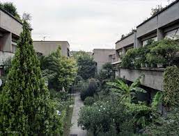The villaggio matteotti is an example of the tentative architecture theorized by de carlo, and intended as the progressive approach to a definitive architectural solution through the alternation of moments of pedagogy, listening (meetings with users) and architectural response to specific requests. Quartiere Matteotti Atlante Architettura Contemporanea
