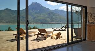 Pour les fenêtres, mettez des rideaux longs. Comment Bien Amenager Un Salon Avec Une Baie Vitree