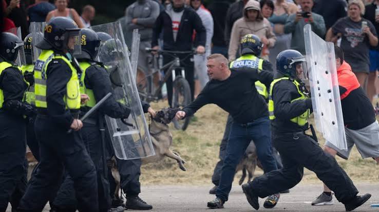 As riots and disorder spread, some countries warn their citizens about traveling to the UK – NBC Los Angeles