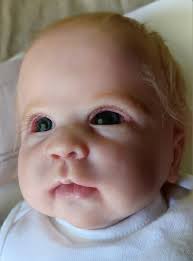 Nu ger jag mig på en mörkhyad bebis. Jag testar en metod som använder  endast de 3 grundfärgerna, rött, blått och gult. Det är ett helt annat  tankesätt och misstag gör jag.