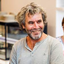 Is there for coincidence a medical practitioner for trauma surgery