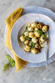 Questi gnocchi sono una rivisitazione degli gnocchi di ricotta che trovate qui, stavolta ho aggiunto la polpa di zucca cotta al microonde.scegliete zucche dalla polpa non troppo acquosa come la butternut o la zucca hokkaido che ha la polpa farinosa simile alle castagne. Gnocchi Di Ricotta Con I Fiori Di Zucca Juls Kitchen