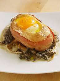 Un Delicieux Oeuf Cocotte En Pomme De Terre Avec Du Lard Et Dans Champignons Plats En Cocotte Recettes De Cuisine Oeufs Cocotte