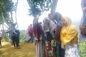 Namun masih ada fasilitas menarik lainnya. Wisata Bukit Puncak Ratu Di Pamekasan Pengunjung Tidak Ada Tempat Sampah Koran Madura