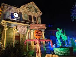2921 w magnolia blvd, costumes at 3021 w magnolia bl, burbank (ca), 91505 halloween town costumes is at 3021 west magnolia has everything you will need for any party. Video Photos Freeform Halloween Road Drive Through Experience Opens In L A With Hocus Pocus More Laughingplace Com