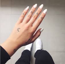 More images for hand and finger tattoos » 1001 Finger Tattoo Ideen Und Ihre Bedeutung