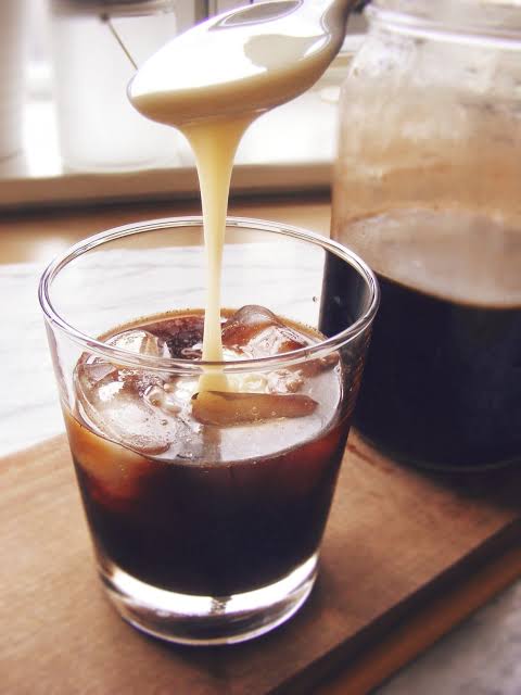 Kopi dan susu kental manis