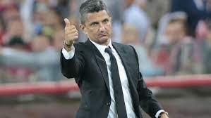 A jucat la echipele sportul studentesc, crema, progresul bucuresti, fc brasov, rapid bucuresti, fcm bacau. Victorie Pentru Razvan Lucescu Intr Un Meci Nebun Portarul Lui Al Hilal A Inscris In Prelungiri Sport Ro
