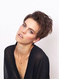 Shock với người mẫu nữ có gương mặt cực giống Justin Bieber