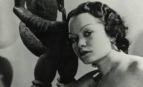 Focus œuvre : Modèle posant avec la sculpture de la reine Bangwa par Man Ray