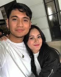 Dinda hauw dan rey mbayang dipertemukan pertama kali pada oktober 2019 ketika terlibat dalam mantan kekasih indrayani rusady itu kemudian menjelaskan bahwa ia tertarik dengan kepribadian. 9 Pria Yang Pernah Dekat Dengan Dinda Hauw