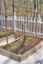 Baue Ein Gitter Fur Gartenpflanzen Und Erbsen Erbsen Gartenpflanzen Gitter Gartenspaliere Pflanzen Garten