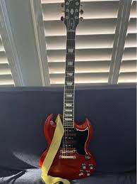 A very sweet sounding Alvarez Yairi DY74 in Natural. This is a wonderful  sounding Made in Japan Dreadnought with a spruce top, rosewood back and  sides and a wonderful tone. Overall in