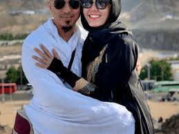 Artis yang sering disebut memiliki paras seperti siti nurhaliza ini melepas masa lajangnya dengan lelaki asal turki. Doa Siti Elizad Di Tanah Suci Dah Tau Ker
