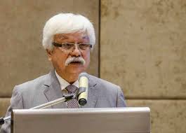 La constitución de negeri sembilan establece que los undang deben elegir un gobernante adecuado y competente primero entre los hijos del gobernante fallecido, seguido en orden de los hermanos, luego los tíos paternos, nietos. N Sembilan Govt Taking Proactive Action In Face Of Covid 19 Says Tuanku Muhriz Nestia