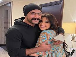 دخلت الفنانة ياسمين عبد العزيز في غيبوبة منذ أكثر من 14 ساعة نتيجة تعرضها إلى تسمم بالدم، ناتج عن خطأ طبي أثناء خضوعها لعملية بالمنظار لإزالة تكيسات المبايض، حيث تسبب المنظار فى ثقب بالمعدة ما أدى إلى تسمم الدم ودخولها فى غيبوبة. ÙŠØ§ ÙˆÙŠÙ„ÙŠ Ù…Ù† Ø­Ø¨Ø§ Ø§Ù„Ø¹ÙˆØ¶ÙŠ ÙŠØ´Ø§Ø±Ùƒ Ù…Ø´Ø§Ù‡Ø¯ Ø±ÙˆÙ…Ø§Ù†Ø³ÙŠØ© ØªØ¬Ù…Ø¹Ù‡ Ù…Ø¹ ÙŠØ§Ø³Ù… Ù…ØµØ±Ø§ÙˆÙ‰