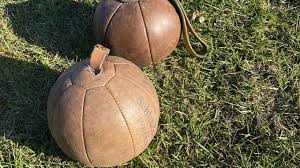 It is played by two teams consisting of anywhere from two to eight players. Schleuderball Eine Aussterbende Sportart Blog Der Bbs Haarentor Oldenburg