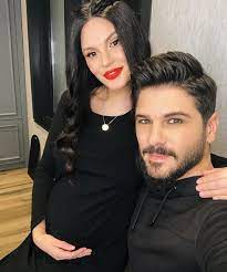 Tolgahan sayışman, ekoldrama ve ayla algan'dan uzun süre oyunculuk eğitimi aldı. Almeda Abazi Kimdir Nereli Ve Kac Yasinda