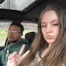 What are some outfit ideas for Grey Day concert?