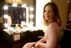 Emily blunt, anne hathaway, der teufel trägt prada. Der Susse Grund Emily Blunt Weigert Sich Selfies Mit Fans Zu Machen