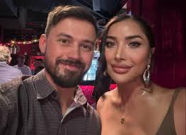 Millen Cyrus Pamer Kemesraan dengan Pria Bule, Pacarannya Ngapain Aja?