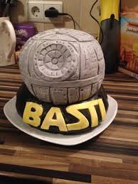 Habe mir ganz tollkühn vorgenommen, meinem sohn einen starwars todesstern kuchen. Pin Auf Nerdfood
