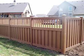 Cocok untuk anda yang menginginkan privasi lebih baik. Contoh Pagar Kayu Rumah Minimalis