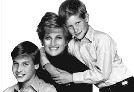 En 1995, diana de gales concedió una polémica entrevista en la que más de 22 millones de personas vieron como la princesa no solo cuestionaba la idoneidad de carlos para había demasiada gente», dijo lady di durante la entrevista. El Fantasma De Lady Di La Eterna Pesadilla De Camila Parker Bowles