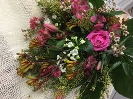 Questa cesta contiene 3 piante di ciclamino di colore diverso. Mazzo Invernale Con Rosa Rosa Cerata Fior Di Canguro Incantesimo Fiorito
