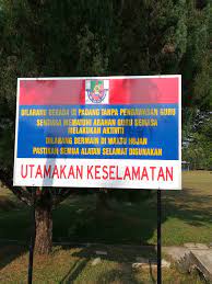 Papan tanda amaran kawasan sekolah dihadapan. Papan Tanda