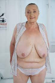 Die sehr alte Oma Sila lässt ihre massiven Nackedeis raus und posiert nackt  - PornPics.com