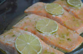 Déposez les pavés de saumon sur du papier sulfurisé. Saumon Au Miel Et Au Citron Vert Recette Gourmande