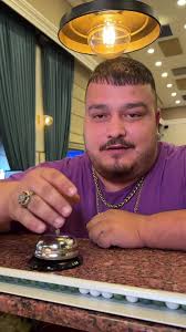 Göbekli Adam Masayı Deviriyor