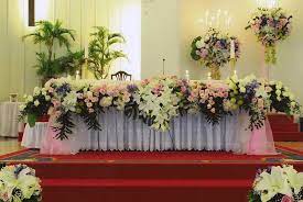 Dekoarsi bunga pada bagian bawah railing tangga menuju altar, dimana tangga ini dilalui oleh paus yohanes paulus ii, untuk memimpin perayaan ekaristi. Makna Liturgis Perangkai Bunga Lusius Sinurat
