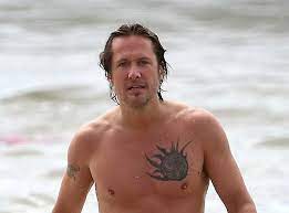 On sunday (4/18) keith urban was hosting the acm awards on live tv and he had a little something new on his right hand, a new tattoo. Keith Urban S 7 Tattoos Their Meanings Body Art Guru
