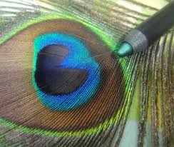 In fact, peacocks are brown in color, and their color often changes due to the reflection of light, which is the secret of their exquisitely colorful feathers. Lakme Glide On Eye Color Peacock Green Review