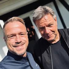 ROBERT HABECK ZU BESUCH IN DER FLECKENBÜHLER BRASSERIE Am Sonntag  frühstückte Robert Habeck mit Freunden in unserer Brasserie auf Hof  Fleckenbühl. Er verabschiedete sich mit den Worten: "Diese Reise hat sich  definitiv