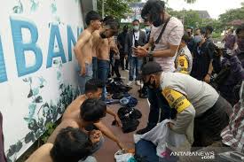 Dibawah ini terdapat banyak pilihan gambar mewarnai pemandangan pantai yang dapat kalian milih untuk diberikan. Polisi Amankan Puluhan Pemuda Saat Aksi Massa Di Palembang Antara News