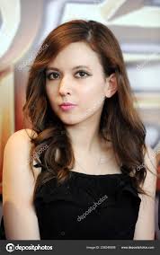 日本色情片明星拉拉米萨基或高泽在2013年7月19日于中国北京举行的电影新闻发布会上摆姿势—— 库存社论照片© ChinaImages 