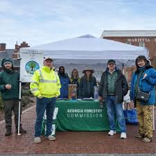 FREE TREES 🌳 Marietta Tree Keepers invites you to 𝗙𝗿𝗲𝗲  𝗧𝗿𝗲𝗲𝘀–𝗧𝗿𝗲𝗲𝘀 𝗣𝗮𝗹𝗼𝗼𝘇𝗮! Join us on the @mariettasquare during  the @mariettasquarefarmersmarket for a morning dedicated to growing our  beautiful city, one tree at