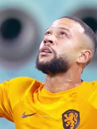 Memphis Depay Dengan Bendera Rms